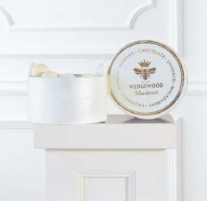 Macalettes Hat Box 225g White Chocolate & Sea Salt Enrobed Macadamia Nuts