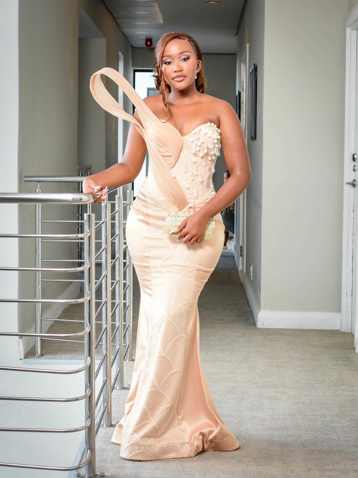 Champagne Elegance Mermaid Evening Gown with Sculptural Shoulder Detail